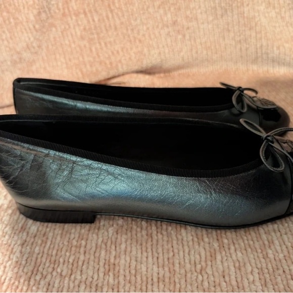 CHANEL Black Flats with Elegant Gray Bow - Picture 6 of 8